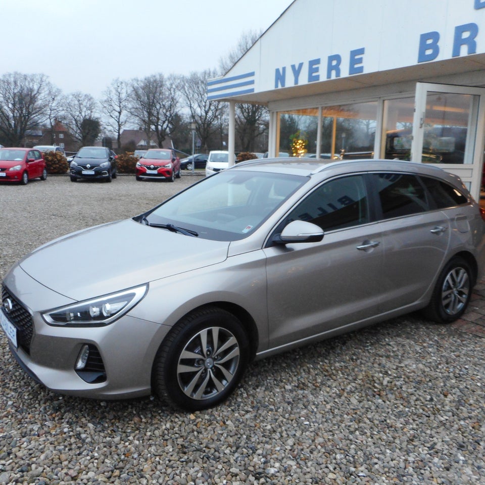 Hyundai i30 1,6 CRDi 110 Premium stc. 5d