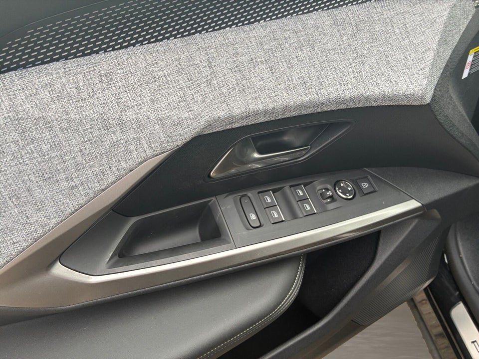 Peugeot e-3008 77 GT 5d
