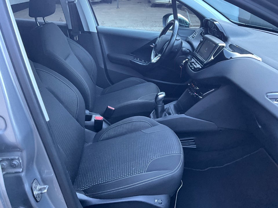 Peugeot 208 1,2 PureTech 82 Selection Sky 5d