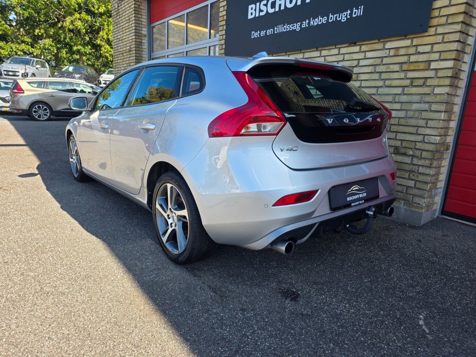 Volvo V40 2,0 T3 152 Momentum 5d