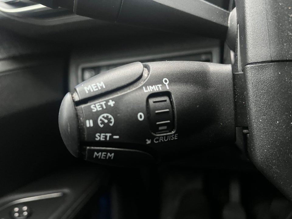 Peugeot 3008 1,2 e-THP 130 Allure 5d