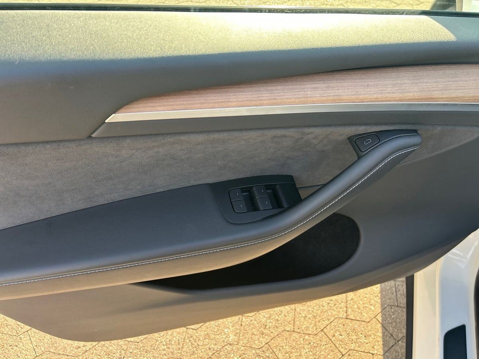 Tesla Model Y Long Range AWD 5d