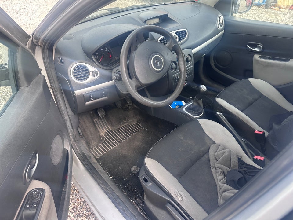 Renault Clio III 1,2 16V Authentique 5d