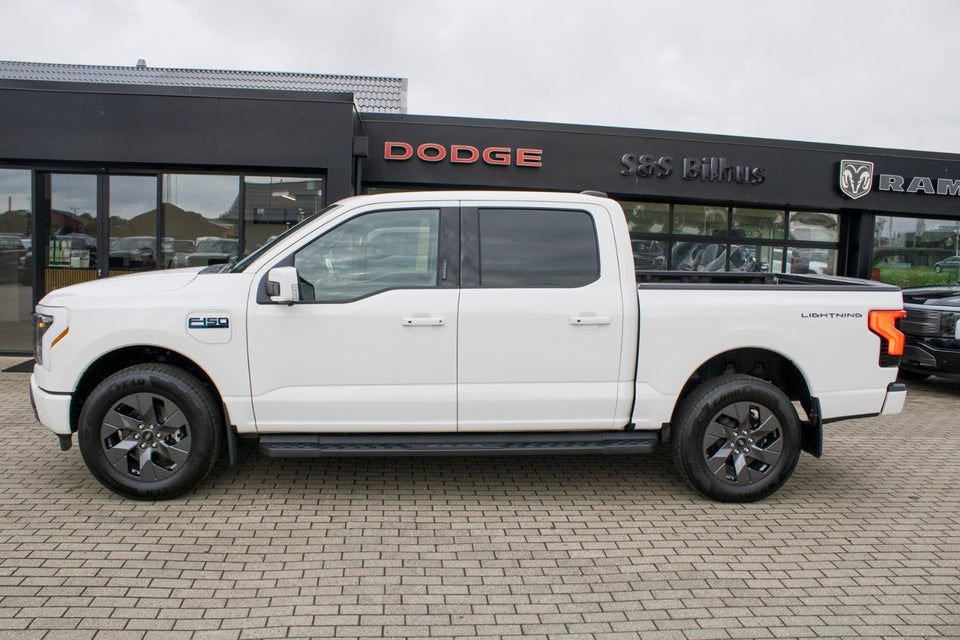 Ford F-150 131 Lightning Lariat Extended Range 4d