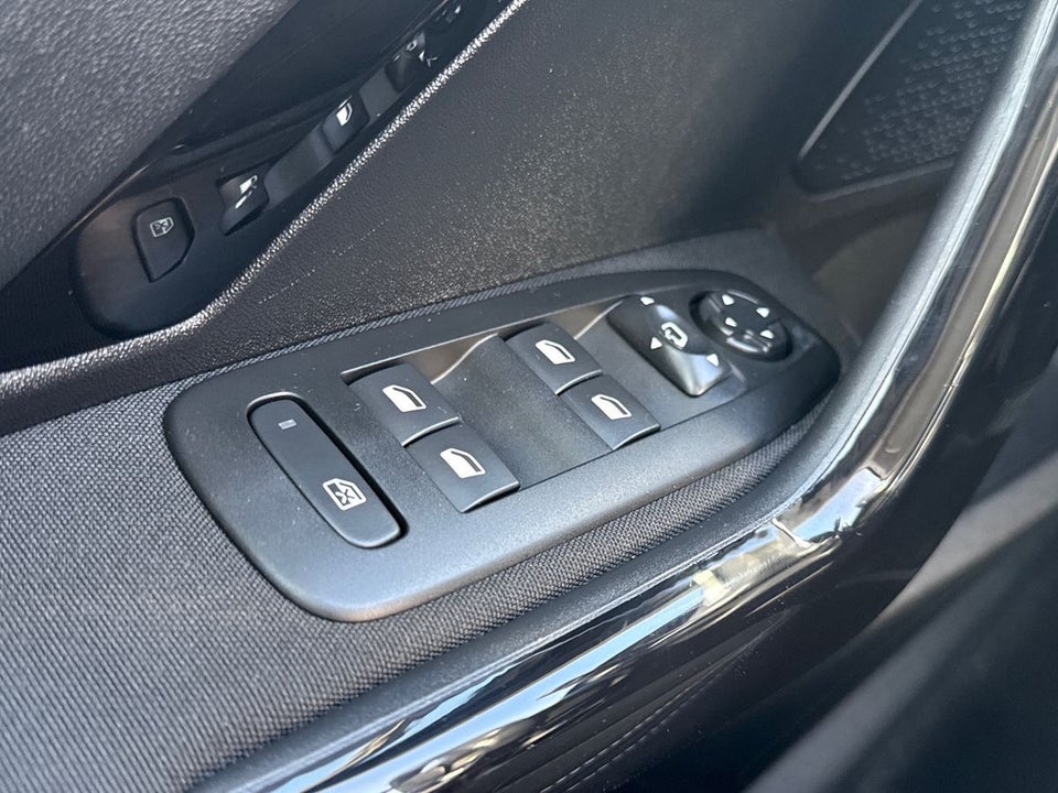 Peugeot 208 1,2 VTi 82 Signature Sky 5d