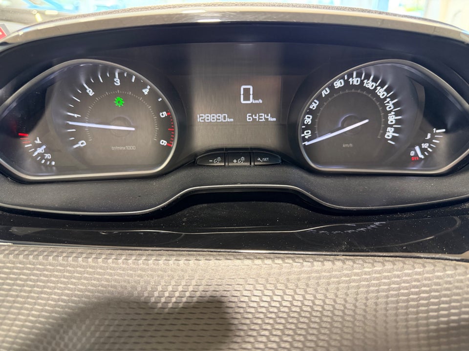Peugeot 2008 1,6 BlueHDi 100 Chili 5d