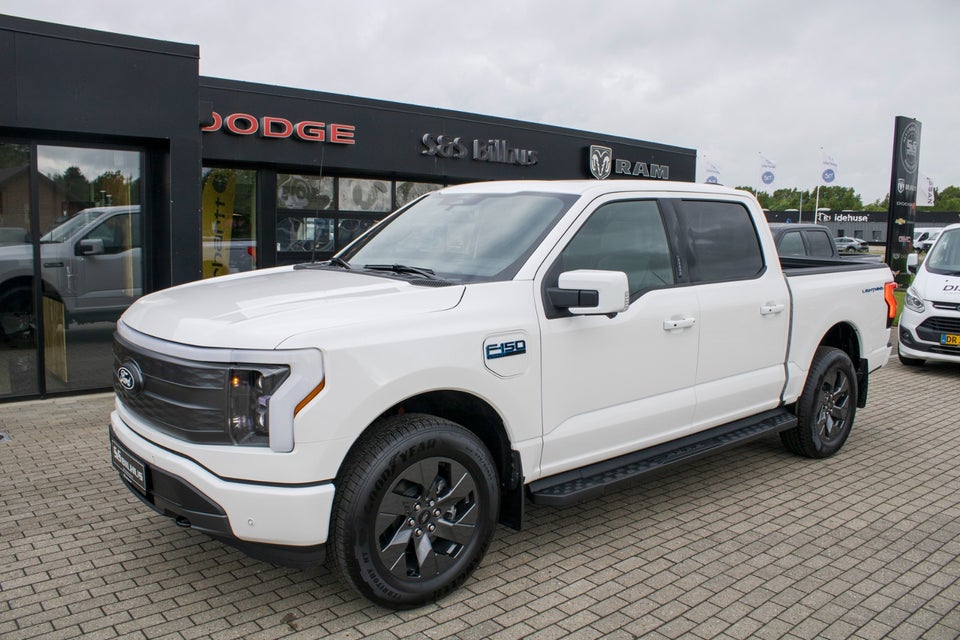 Ford F-150 131 Lightning Lariat Extended Range 4d