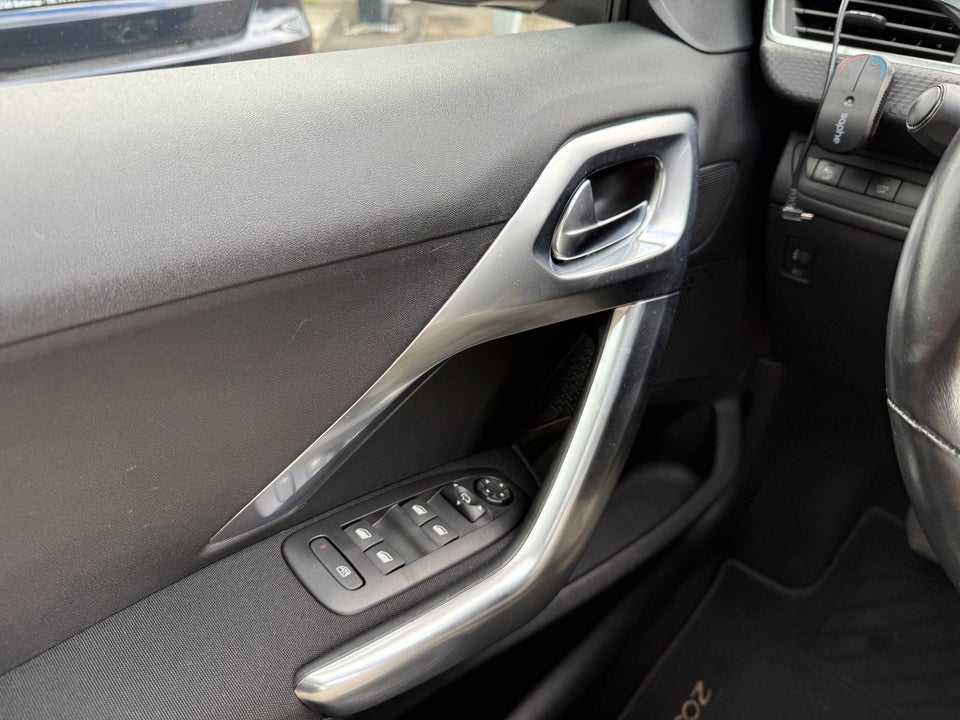 Peugeot 2008 1,2 e-THP 110 Selection Sky 5d