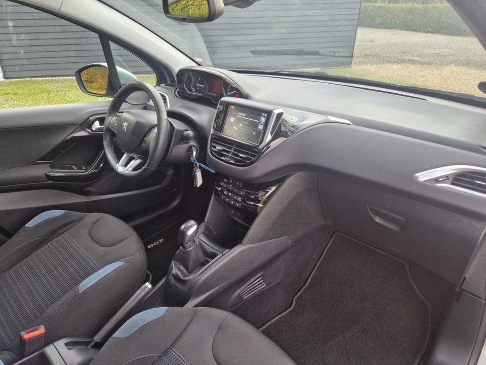 Peugeot 208 1,2 VTi Allure Sky 5d