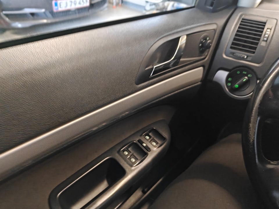 Skoda Octavia 1,6 TDi 105 Elegance Combi 5d