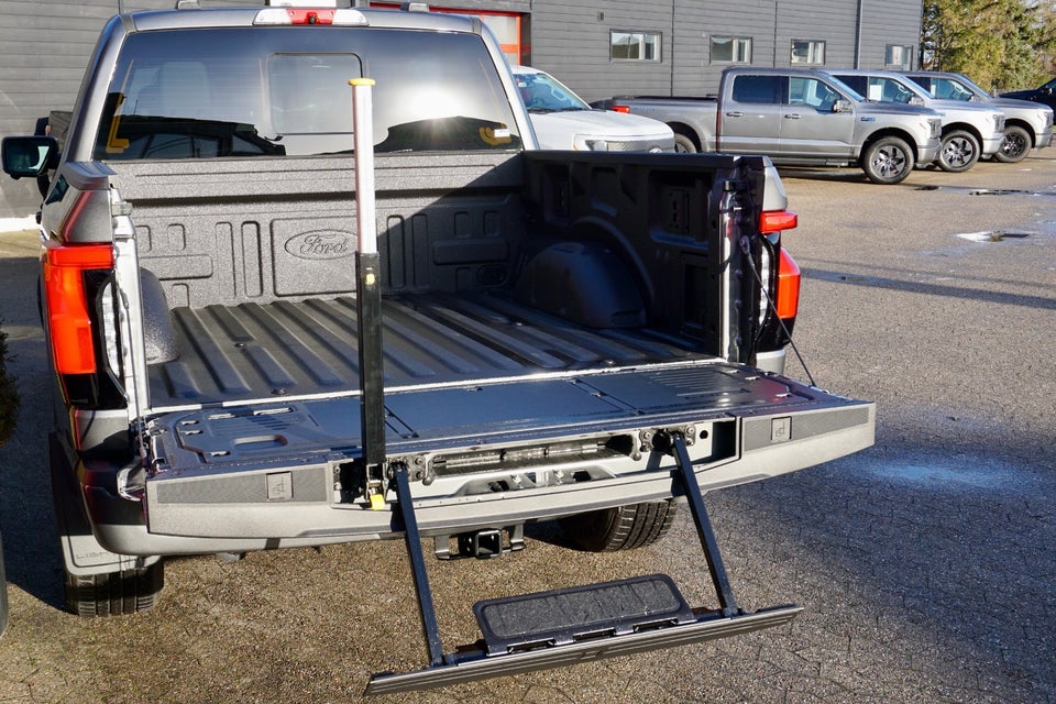 Ford F-150 131 Lightning Lariat Extended Range 4d