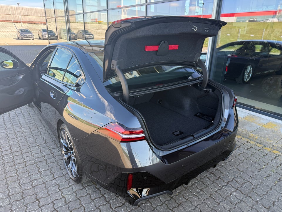 BMW i5 eDrive40 Fully Charged M-Sport 4d