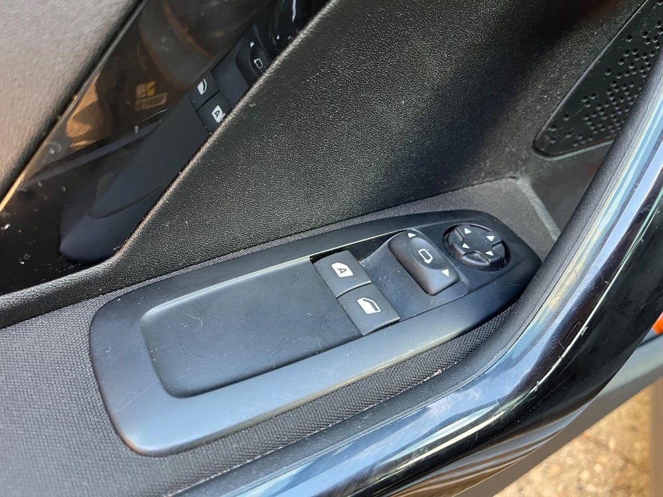 Peugeot 208 1,2 VTi Allure Sky 5d