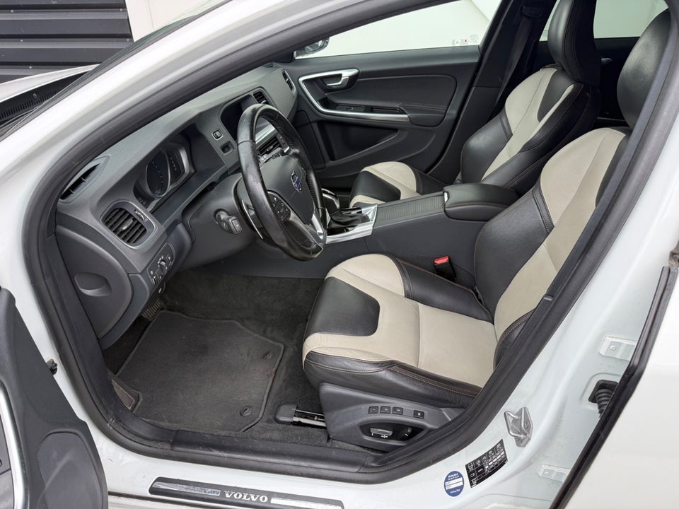Volvo V60 CC 2,0 T5 245 Momentum aut. 5d