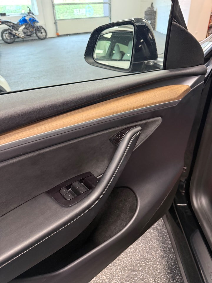 Tesla Model Y Long Range AWD 5d
