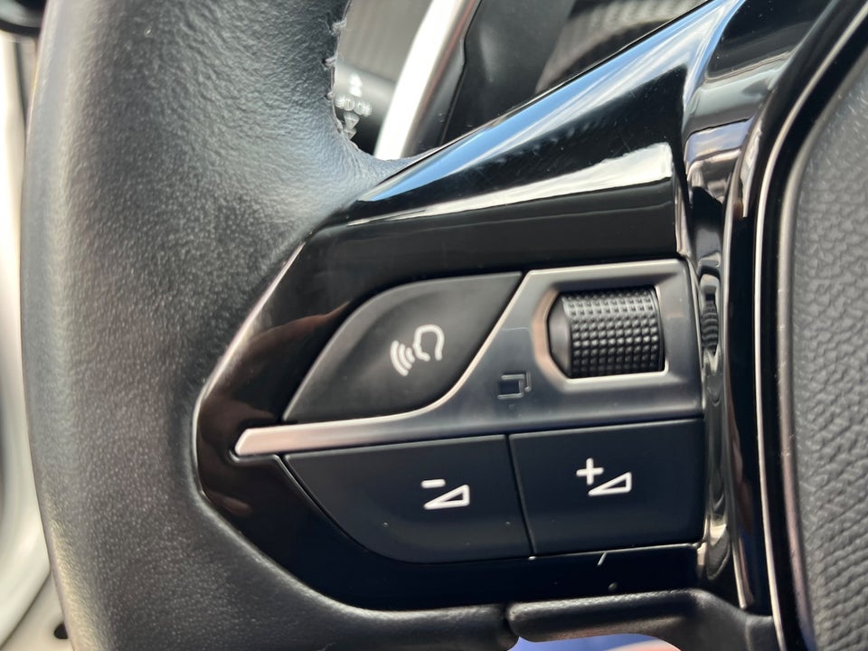 Peugeot 2008 1,2 PureTech 130 Allure EAT8 5d