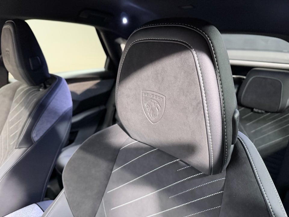 Peugeot e-3008 77 GT 5d