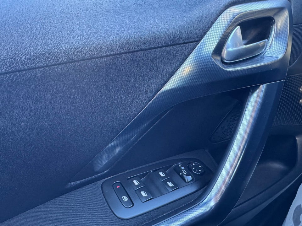Peugeot 2008 1,6 BlueHDi 100 Allure Sky 5d