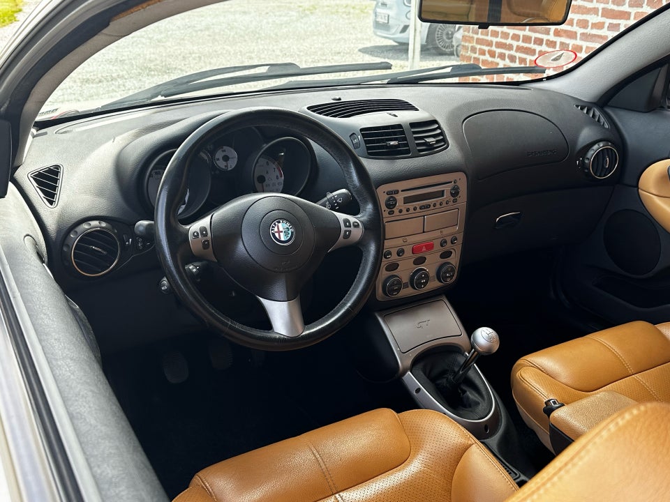 Alfa Romeo GT 2,0 JTS Lusso 3d