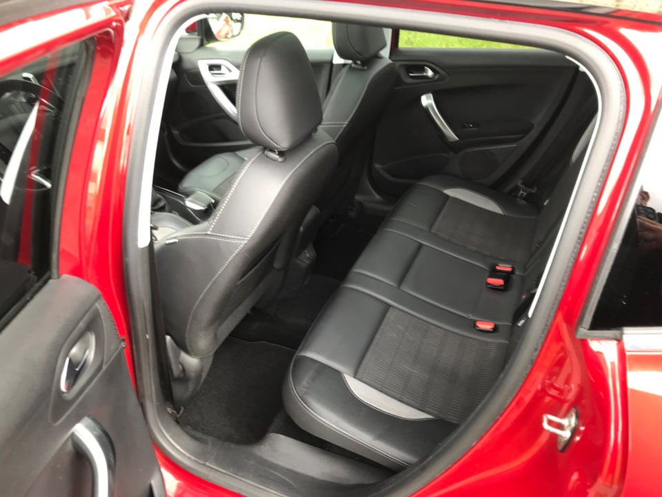 Peugeot 2008 1,5 BlueHDi 100 Prestige Sky 5d