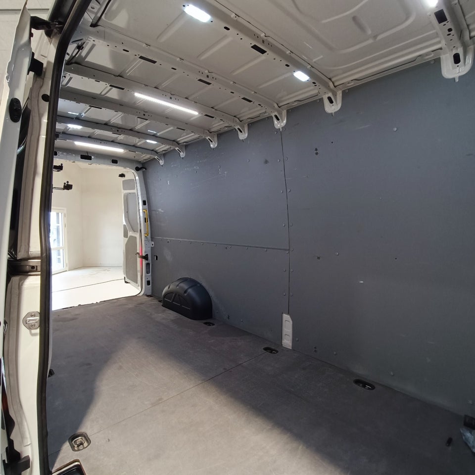 VW Crafter 35 2,0 TDi 177 Kassevogn L4H3