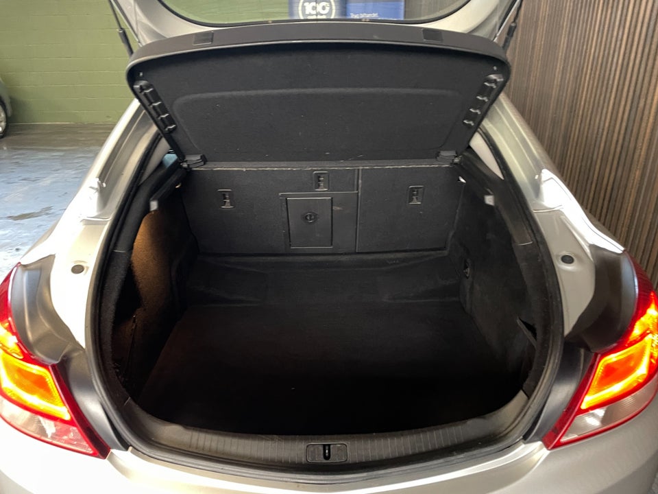 Opel Insignia 1,8 Edition 4d