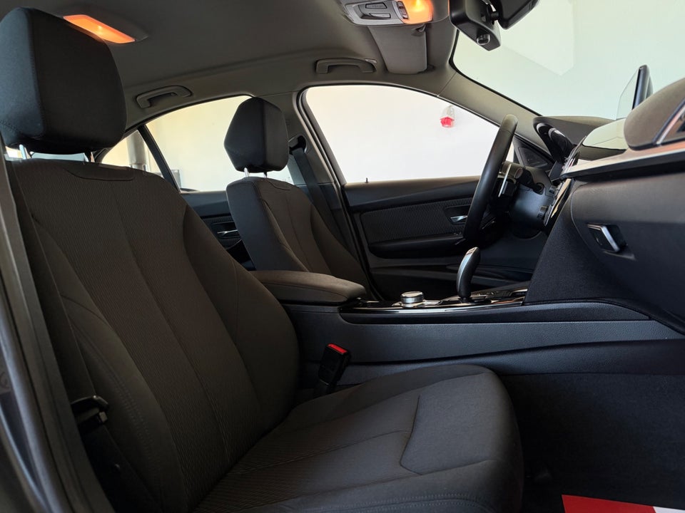 BMW 320i 2,0 Advantage aut. 4d
