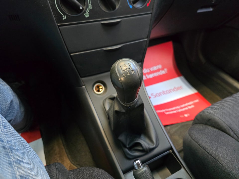 Toyota Corolla 1,6 Terra 5d