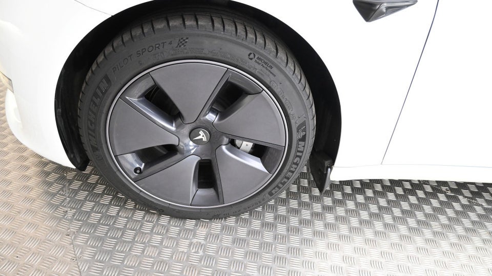 Tesla Model 3 Long Range AWD 4d