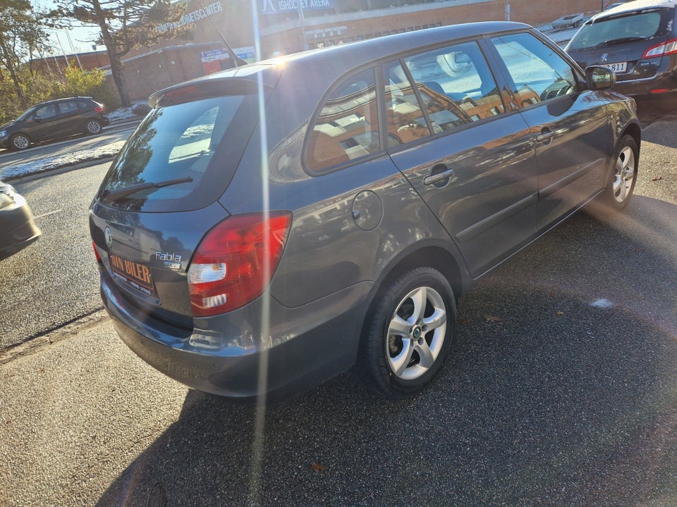 Skoda Fabia 1,6 16V Ambiente Combi aut. 5d