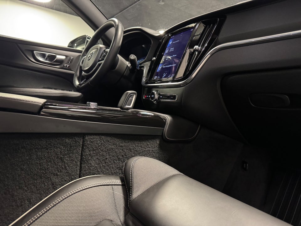 Volvo V60 2,0 T8 ReCharge R-Design aut. AWD 5d