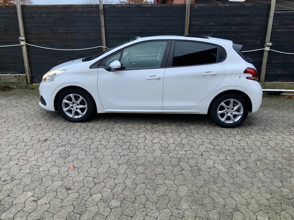 Peugeot 208 1,2 VTi 82 Allure Sky 5d