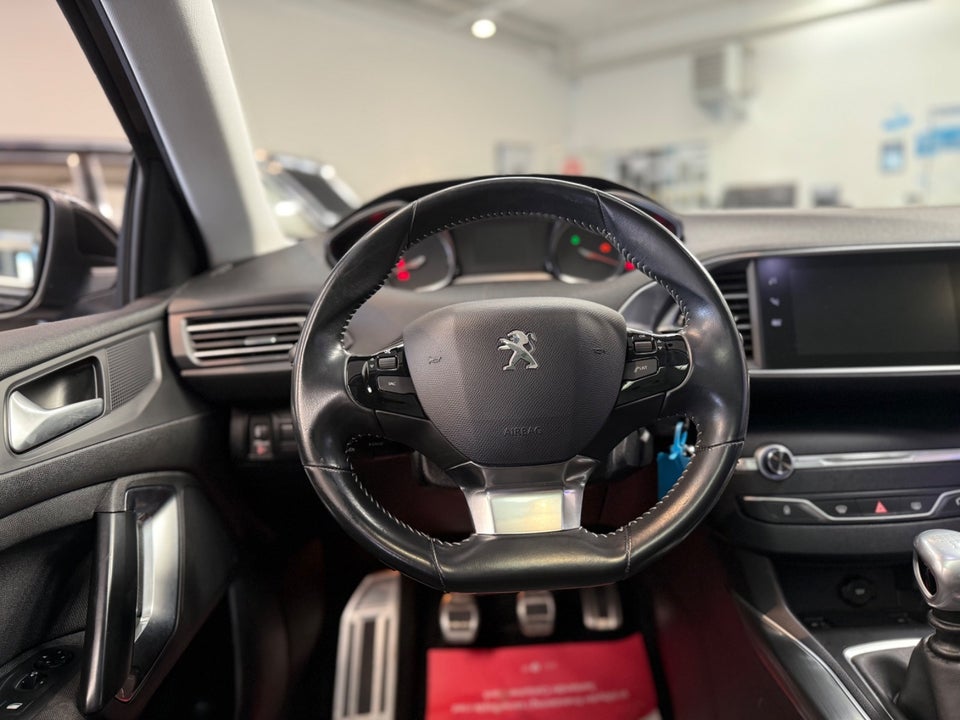 Peugeot 308 1,5 BlueHDi 130 Allure Sky 5d