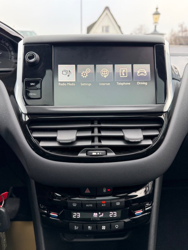 Peugeot 208 1,2 VTi Allure Sky 5d