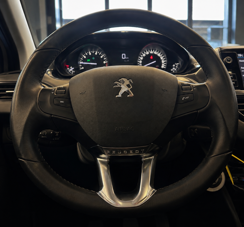 Peugeot 208 1,2 PureTech 110 Signature Sky 5d