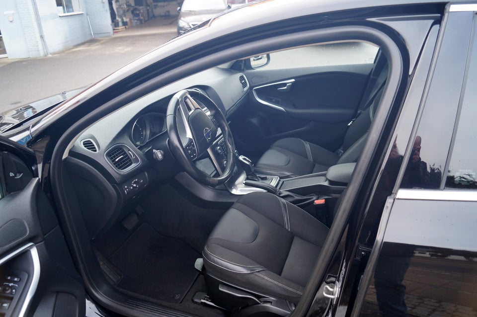 Volvo V40 2,0 D3 150 Momentum aut. 5d