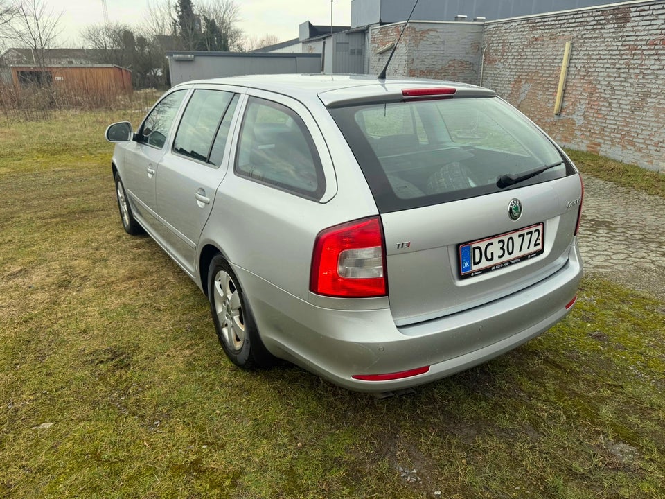 Skoda Octavia 2,0 TDi Ambiente Combi 5d