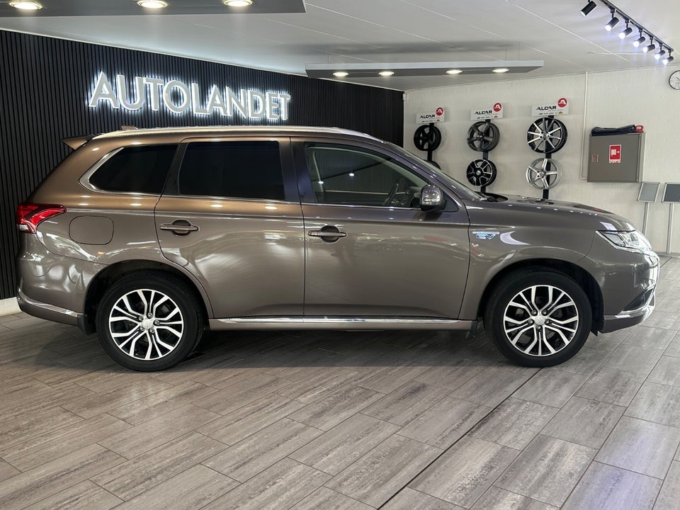 Mitsubishi Outlander 2,4 PHEV Invite CVT 4WD 5d