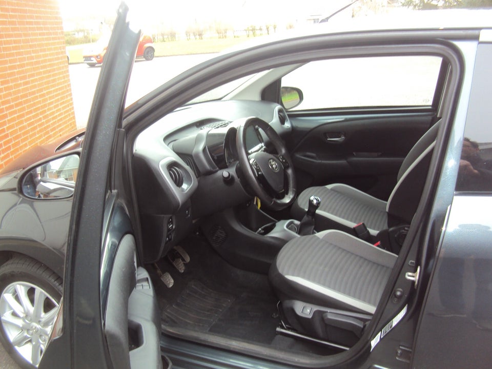 Toyota Aygo 1,0 VVT-i x-plore 5d