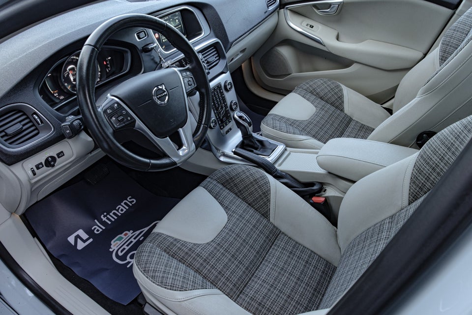 Volvo V40 2,0 D3 150 Momentum aut. 5d