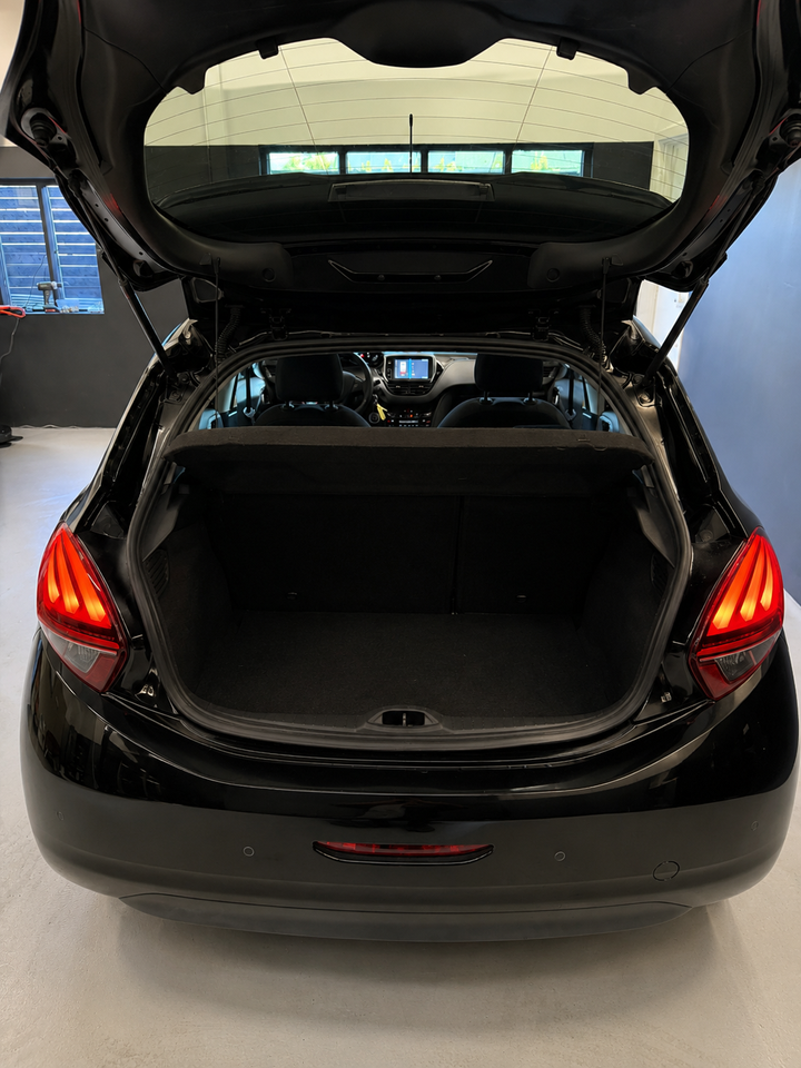 Peugeot 208 1,2 PureTech 110 Signature Sky 5d