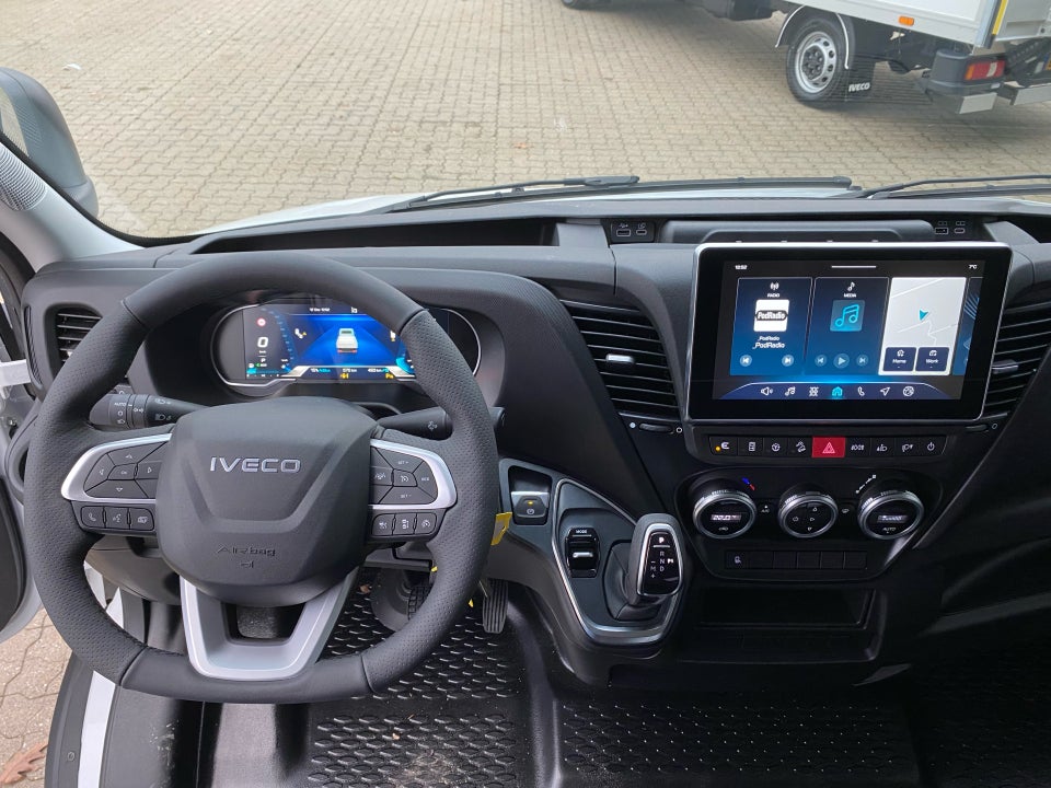 Iveco Daily 3,0 35S18 4100mm Box m/lift AG8