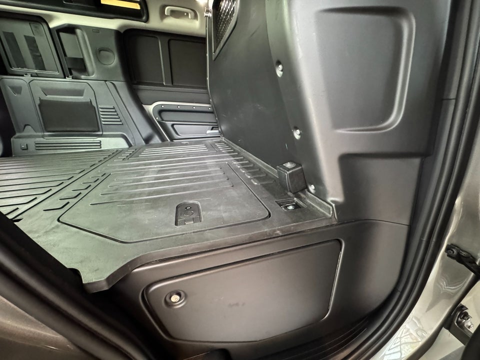 Land Rover Defender 110 3,0 D300 Hard Top SE aut. Van 5d