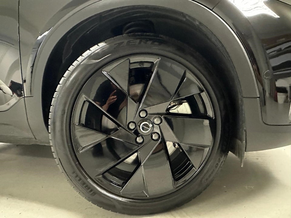Volvo EX40 Extended Range Black Edition 5d