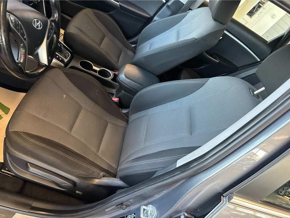 Hyundai i30 1,6 CRDi 110 Premium CW DCT 5d