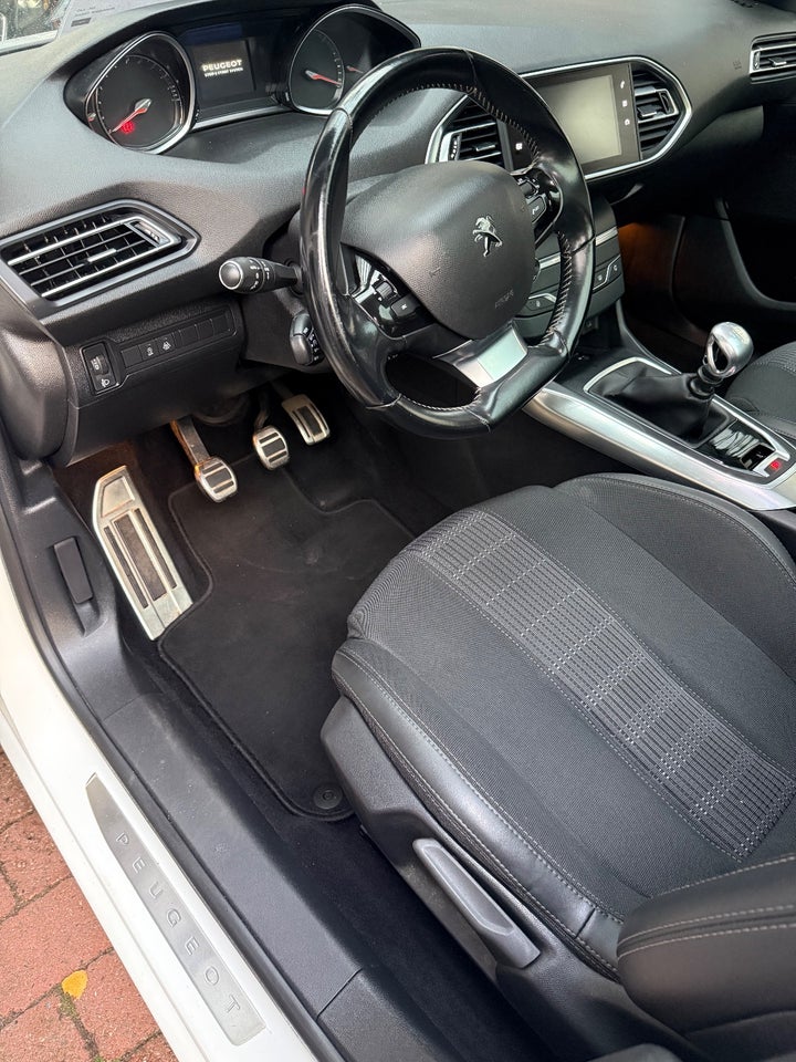 Peugeot 308 1,6 BlueHDi 120 Allure Sky 5d