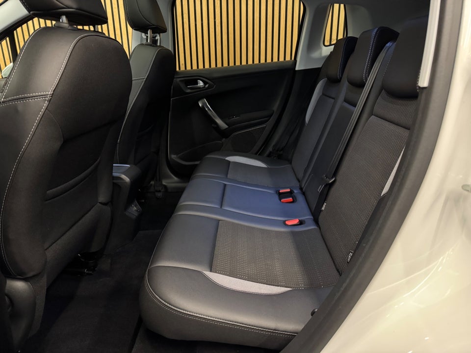 Peugeot 2008 1,2 e-THP 110 Allure Sky 5d