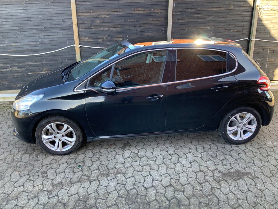 Peugeot 208 1,2 VTi Allure Sky 5d