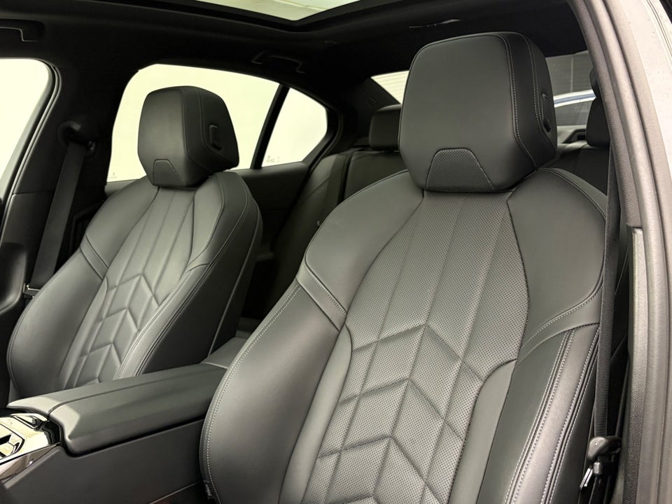 BMW i5 eDrive40 Fully Charged M-Sport 4d