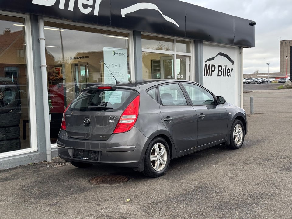 Hyundai i30 1,6 CRDi 90 Classic 5d